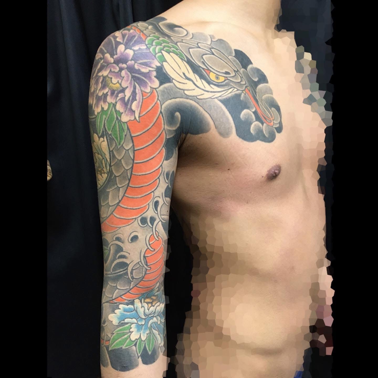 牡丹と蛇のタトゥー｜和彫りタトゥーの腕デザイン