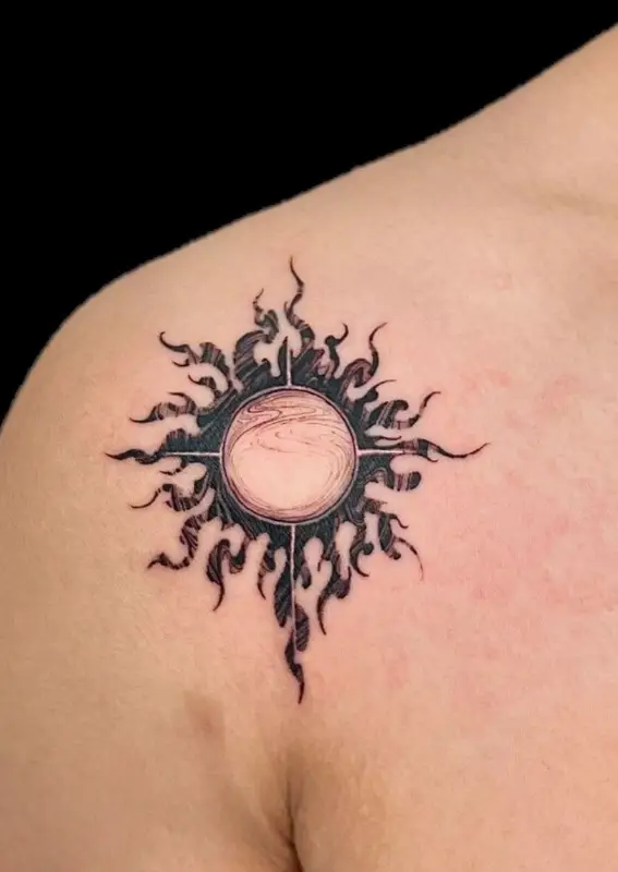太陽のトライバルタトゥー｜Tribal / Blackwork Tattoo on Shoulder
