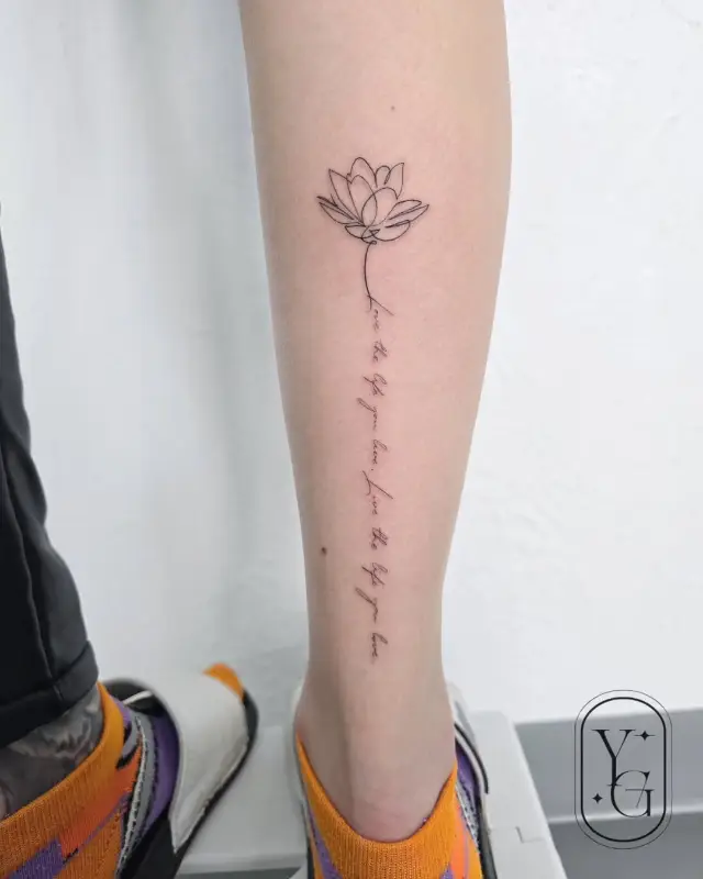 花とレタリングタトゥー | Tattoo・Lettering・Calf・Leg・Beautiful・Fashionable・Flower ...