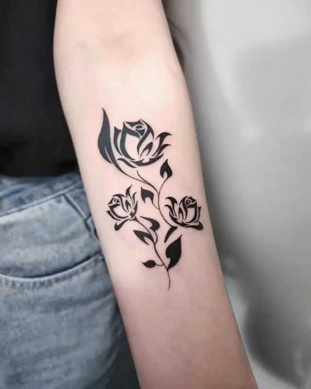 薔薇のトライバルタトゥー｜Tribal / Blackwork Tattoo on Arm・Inner